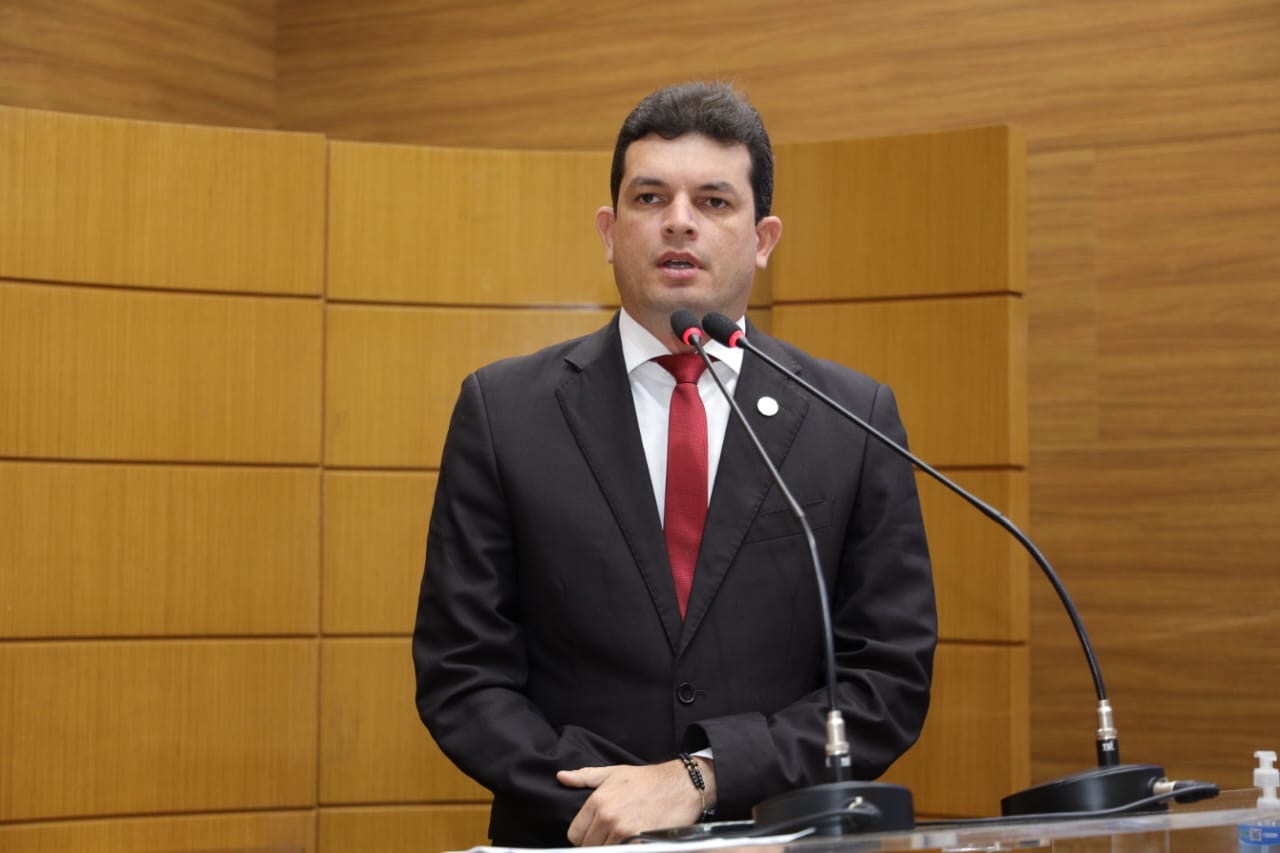 Paulo Júnior apresenta projetos de Lei sobre vagas em escolas e de emprego