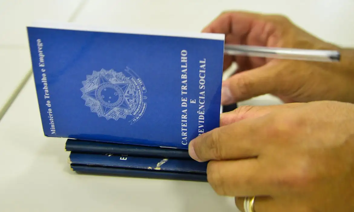 IBGE: Desemprego cai para 6,6% no trimestre encerrado em agosto