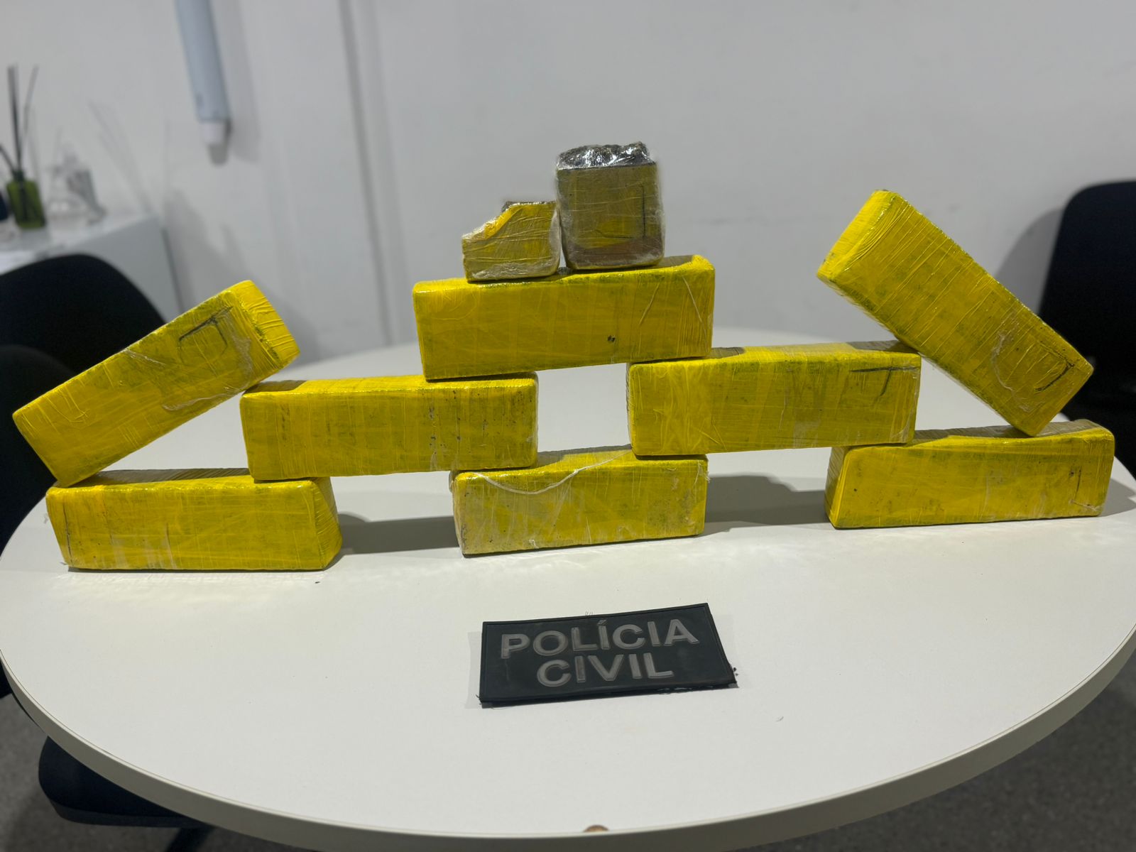 Mulher é presa em flagrante por tráfico de drogas após interceptar tentativa de entrega do material 