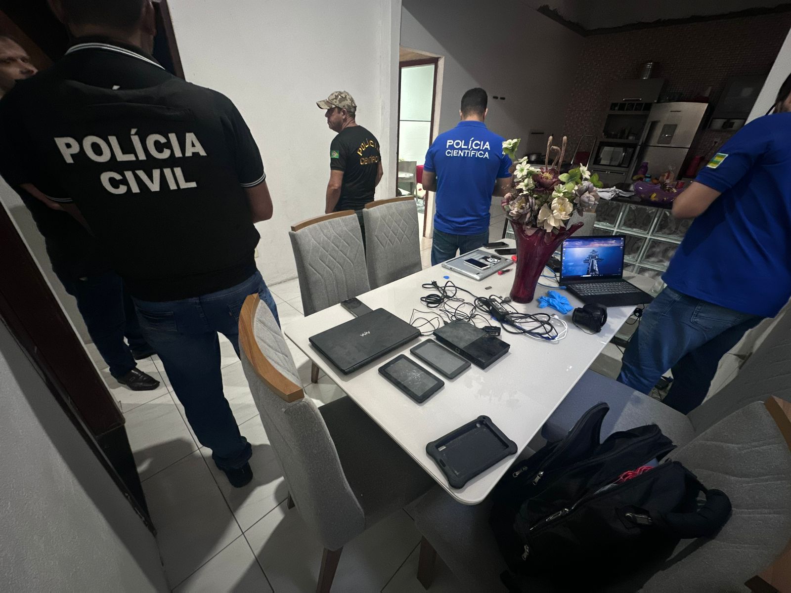 Homem é preso em flagrante por armazenamento de material de abuso sexual infantil