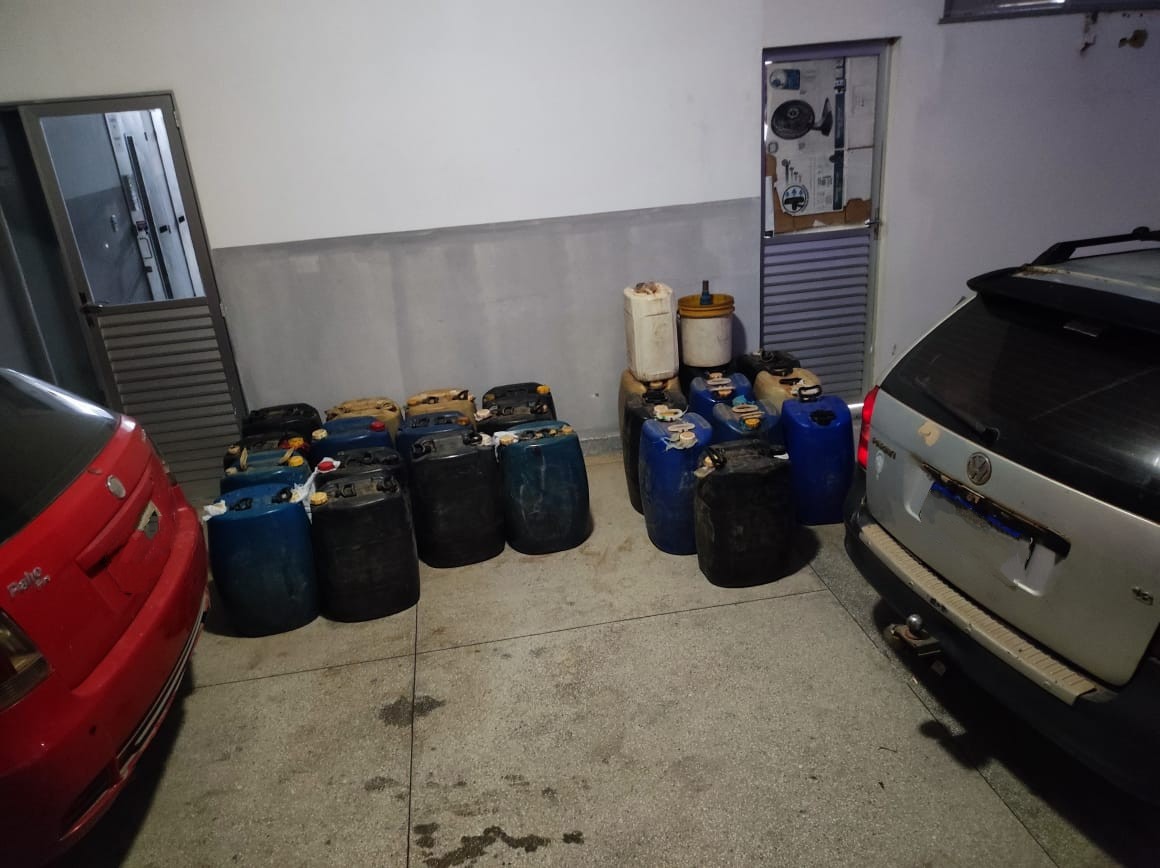 Operação prende investigados por venda irregular de combustível e apreende 1,2 mil litros de gasolina 