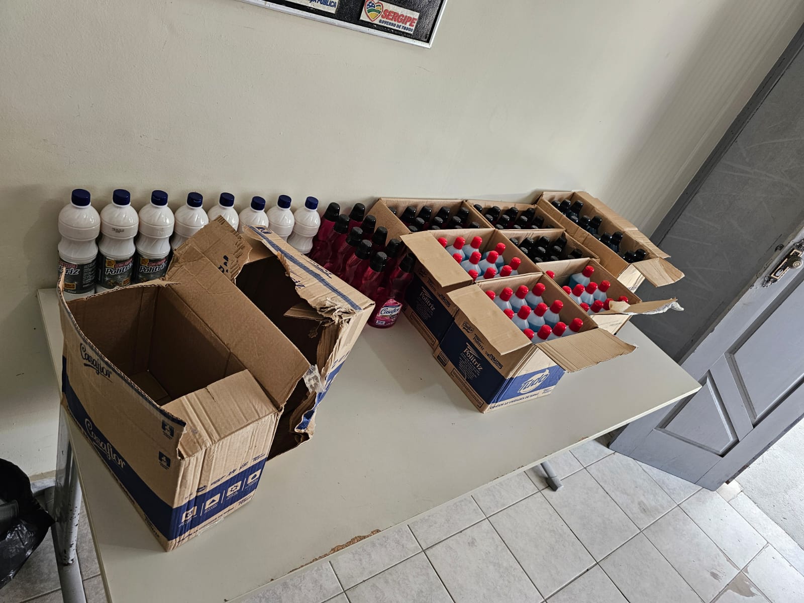 Carga saqueada após acidente é devolvida em Areia Branca