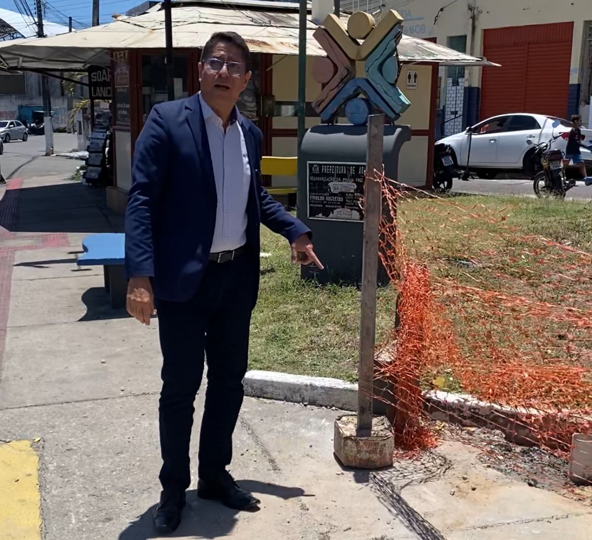 Ricardo Marques diz que bancos de praça destruídos a marretadas no Bairro 18 do Forte poderiam ser reaproveitados