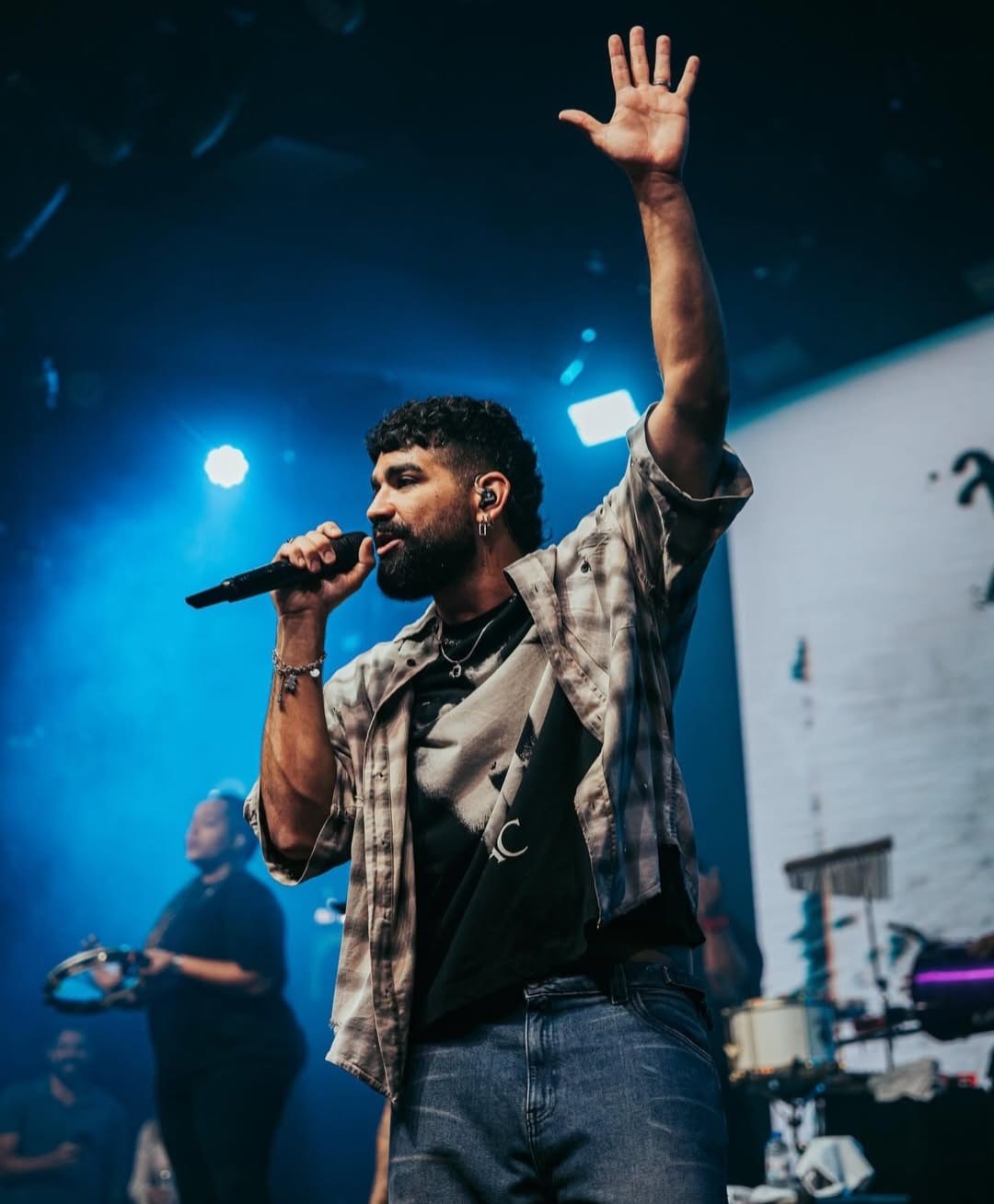 Teo Santana esclarece desconforto no WE LOVE PAGODE, ressponsabiliza a casa de eventos e pede desculpas ao público