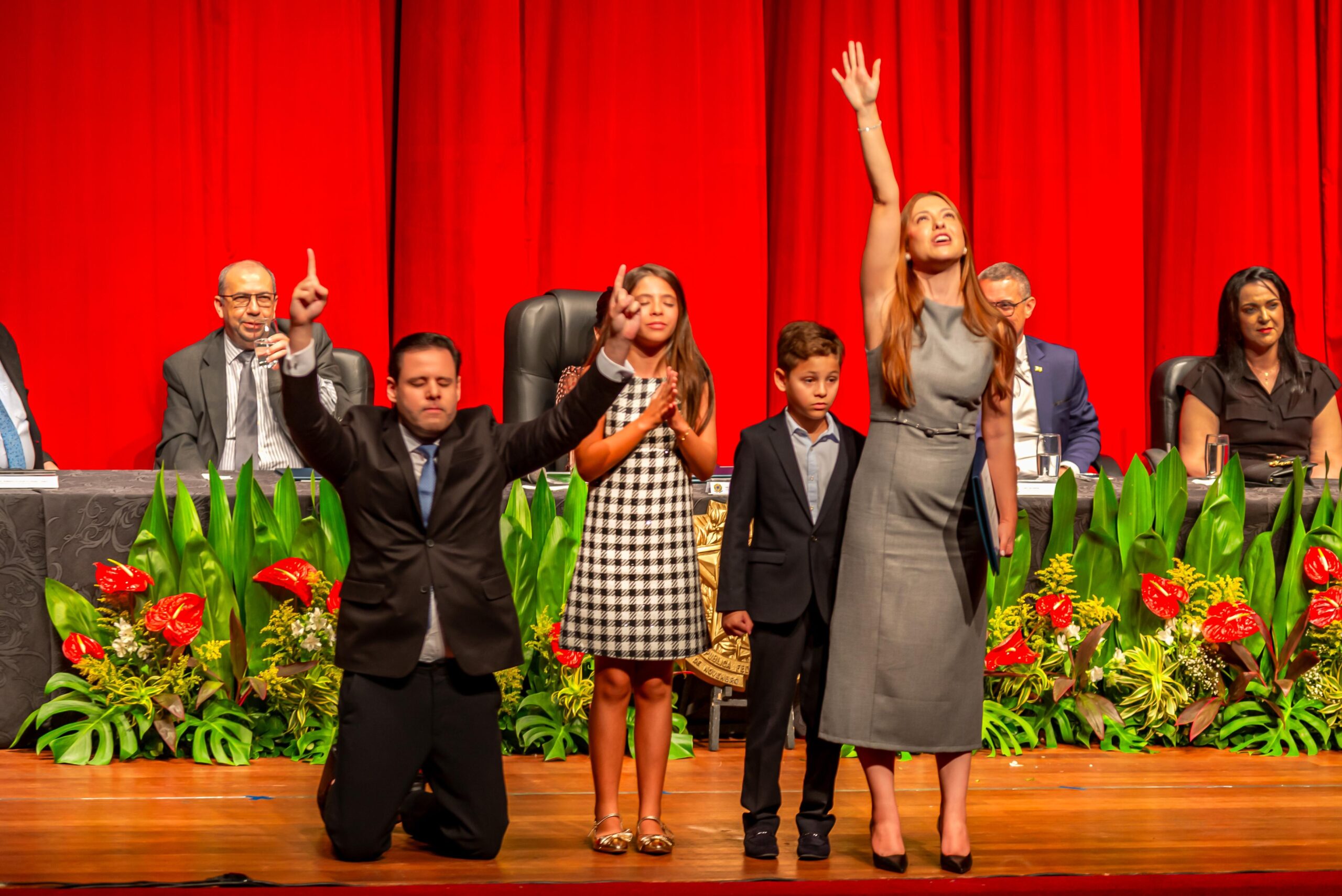 Moana Valadares é ovacionada em diplomação com coro de “Lula ladrão, seu lugar é na prisão”