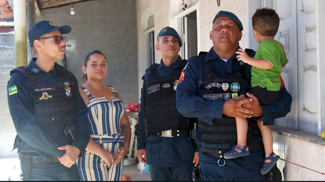 Policiais militares reencontram familiares de criança salva de engasgo durante ronda em Aracaju