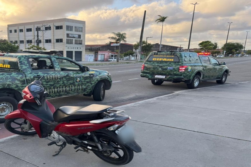 Dupla é presa conduzindo motocicleta roubada na Zona Norte da capital