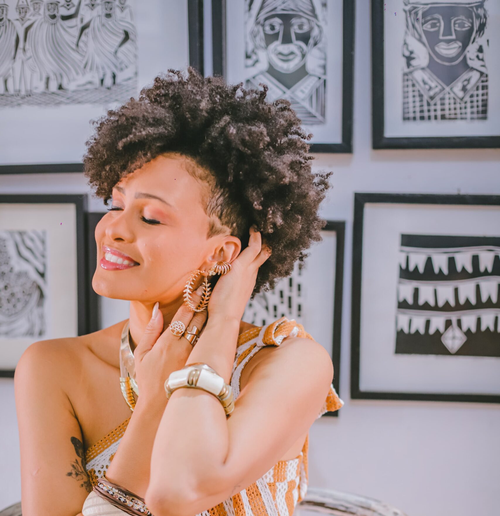 Jaque Barroso é destaque em livro nacional sobre artes e culturas