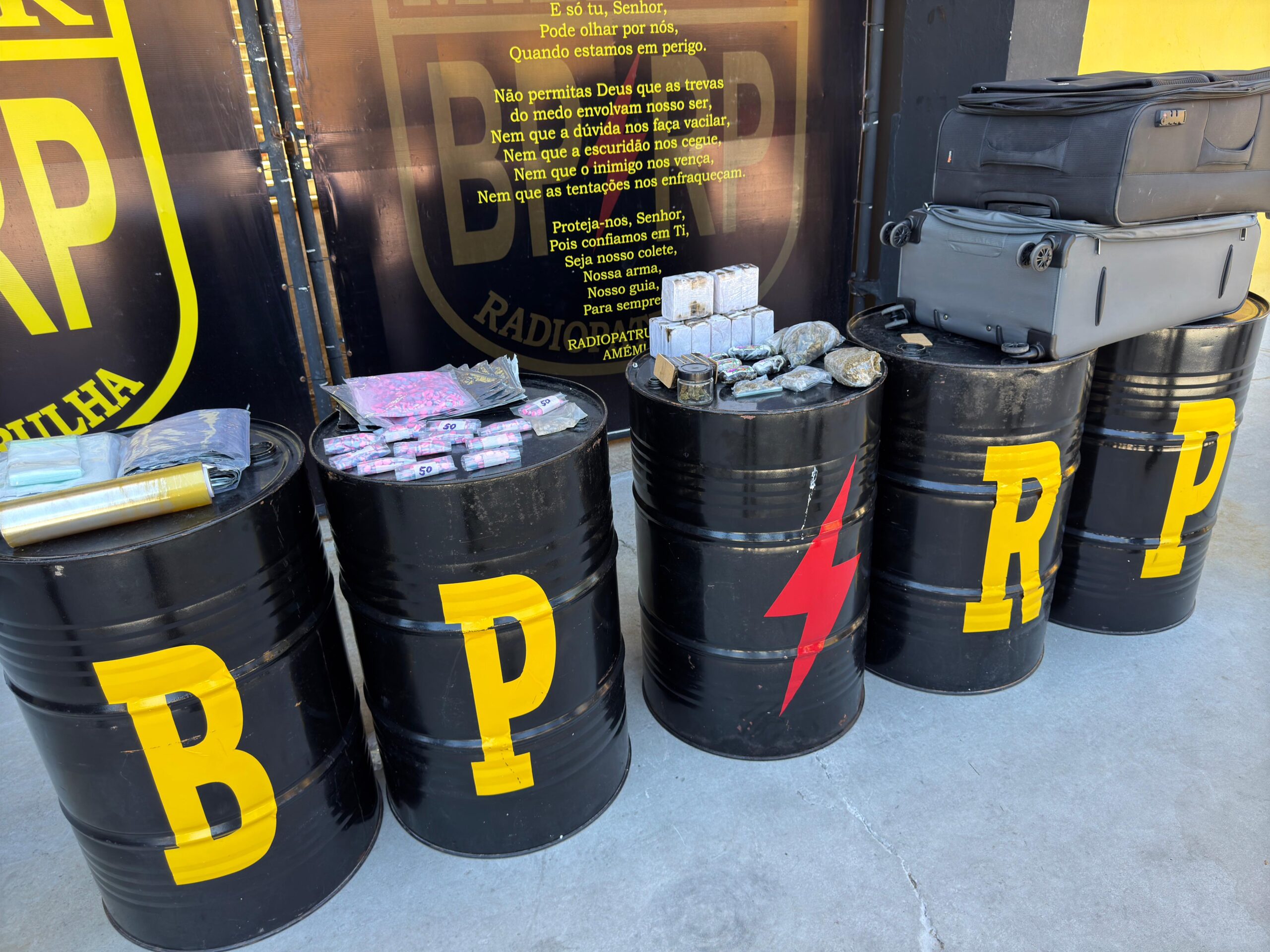 PM desarticula depósito de drogas em bairro residencial após denúncia de moradores