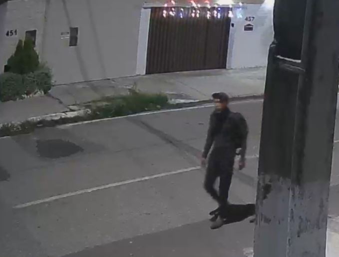 Polícia divulga imagens do suspeito de furtar celular e dinheiro em imóvel