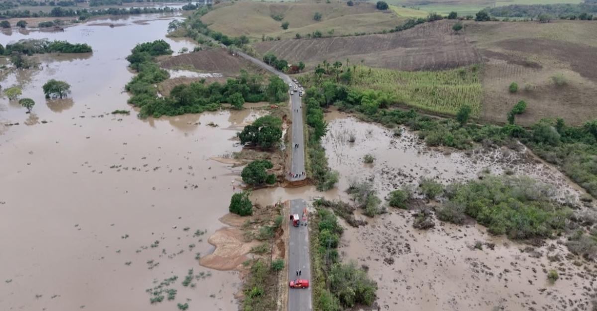 Em Capela, três pessoas morrem em desabamento de trecho de rodovia