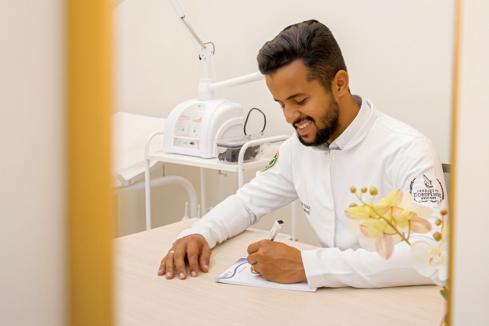 Enfermeiro dermatologista vem ganhando destaque com resultados positivos nos cuidados em consultório particular