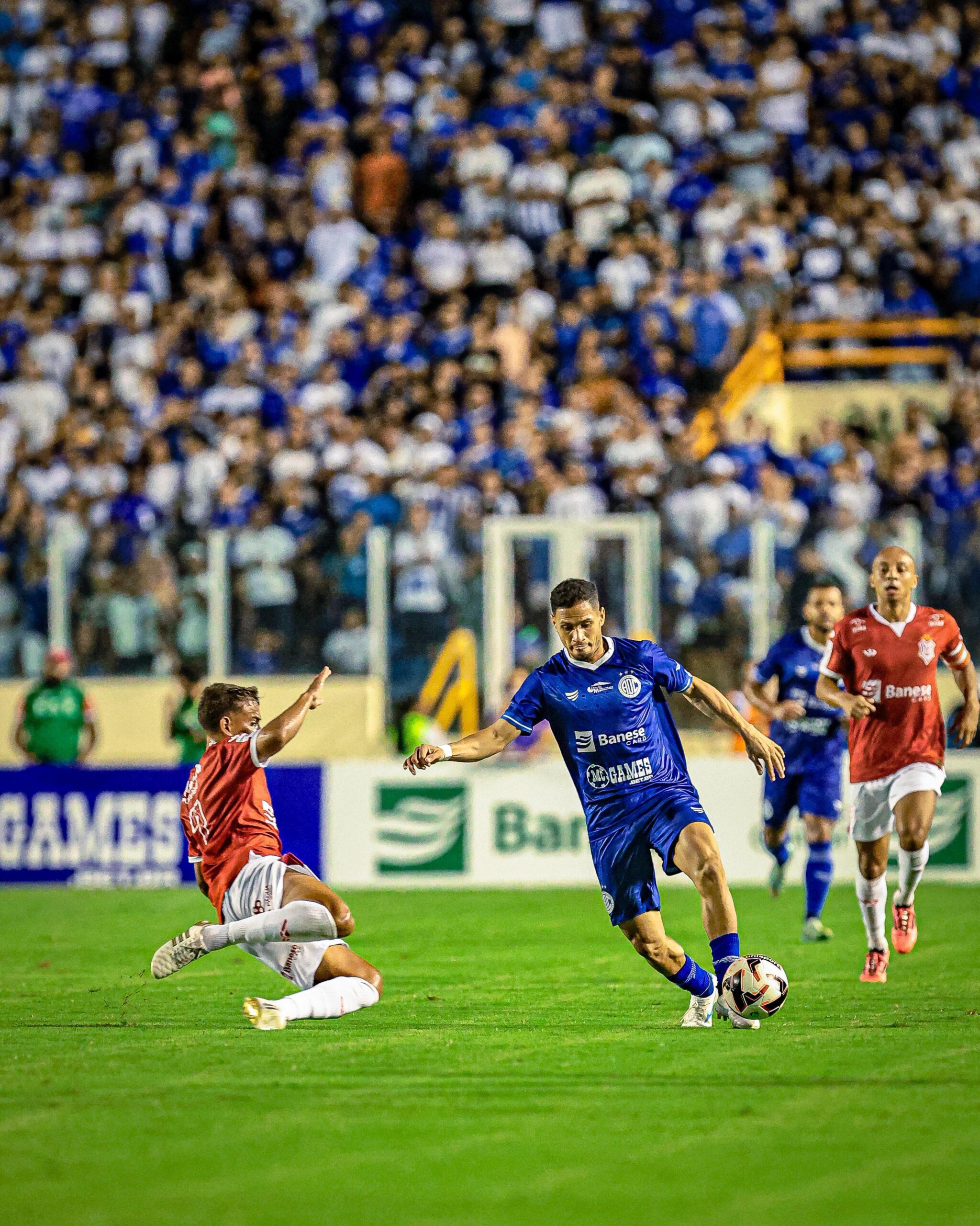 Confiança derrota Sergipe no Clássico Maior e se isola na liderança do Sergipano