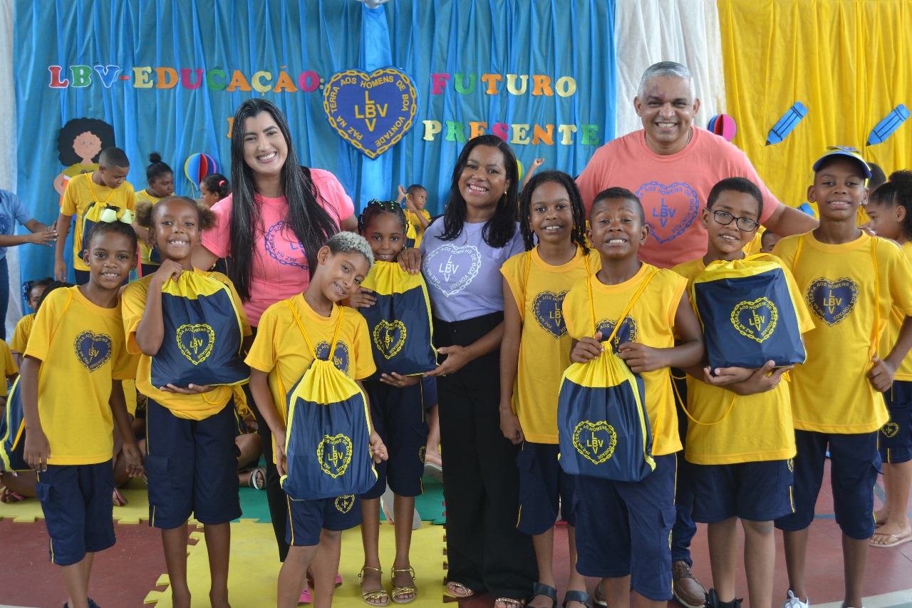 ONG entrega centenas de kits pedagógicos para crianças e adolescentes na Bahia