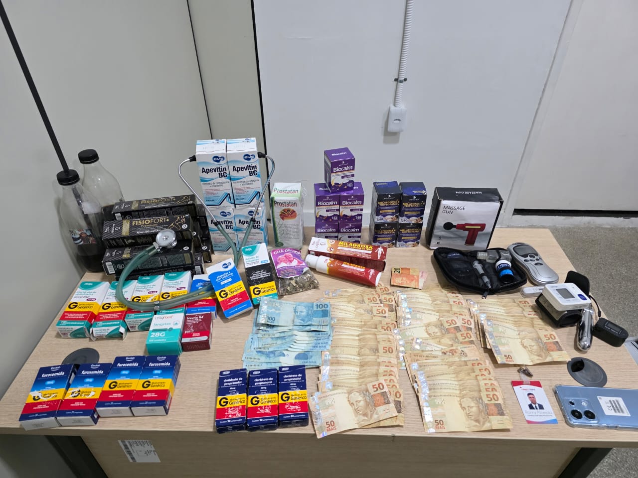 Homem é preso em flagrante por exercício ilegal de medicina, aplicar medicamentos em idosa e causar prejuízo superior a R$ 8 mil