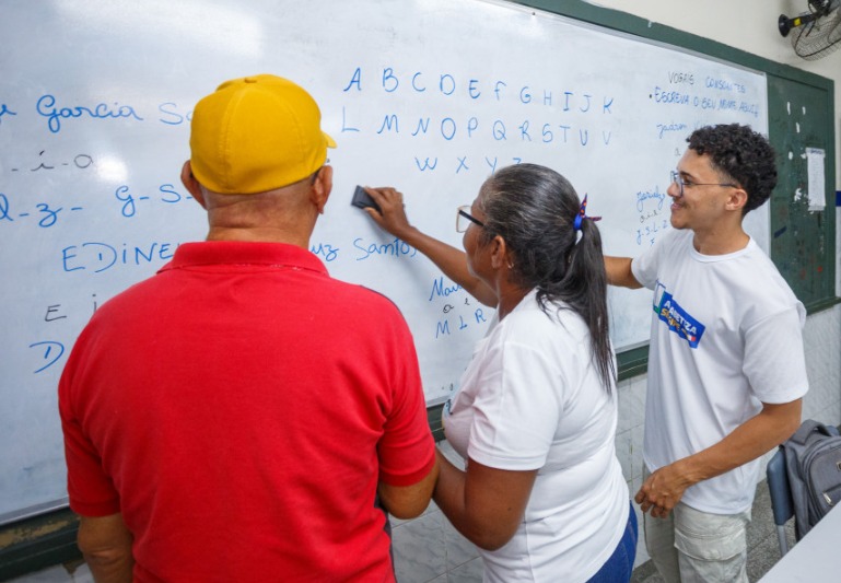 Taxa de analfabetismo entre pessoas com 15 e 60 anos registra nova redução em Sergipe