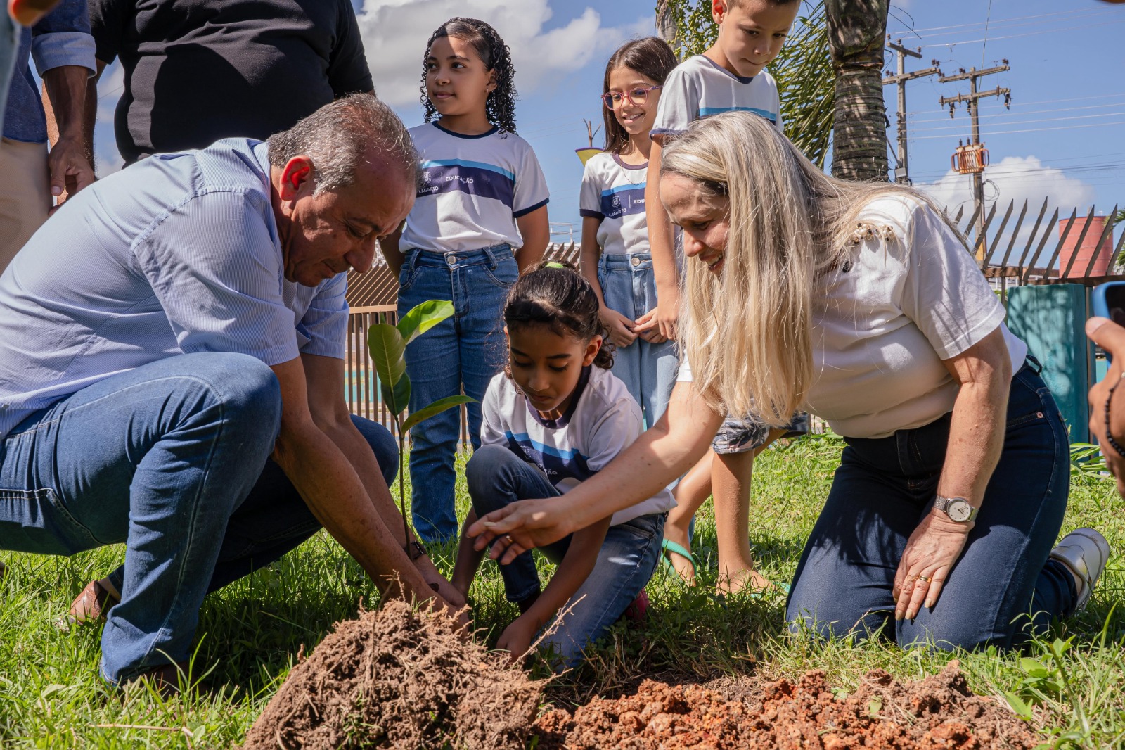 No dia do Meio Ambiente, prefeita em exercício Suely Menezes participa do plantio de árvores em Lagarto