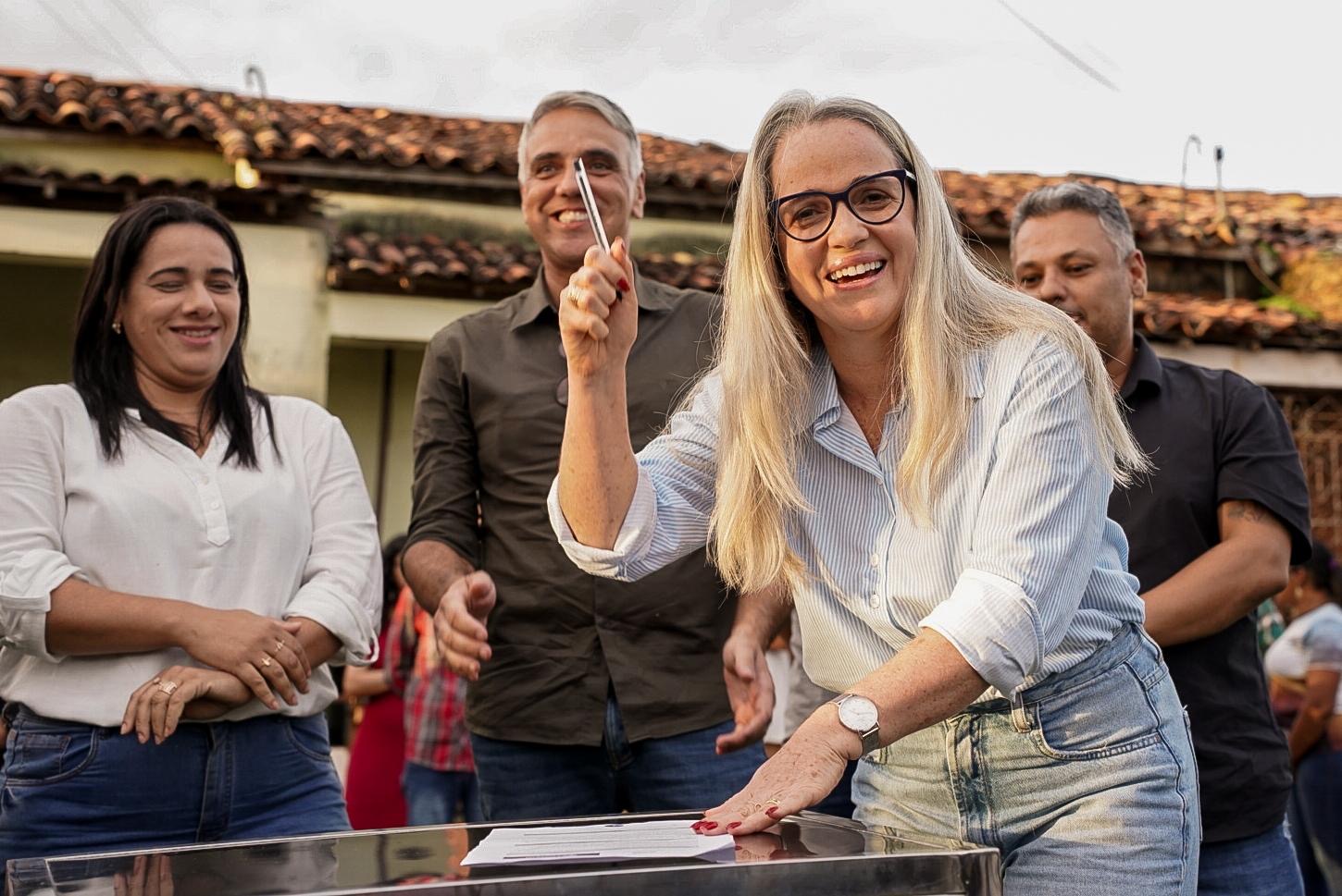 Prefeita em exercício Suely Menezes assina ordem de serviço na comunidade 11 Casas e inaugura pavimentação no povoado Gameleiro