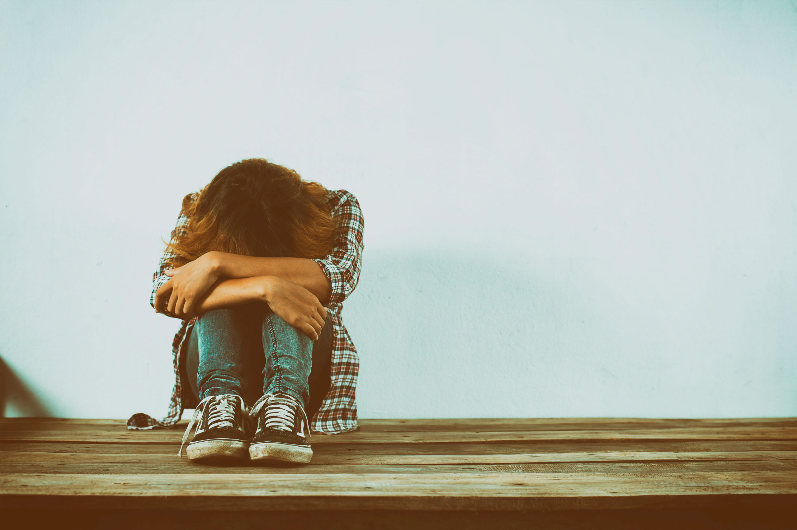 Solidão entre jovens acende alerta e mobiliza especialistas em saúde mental 