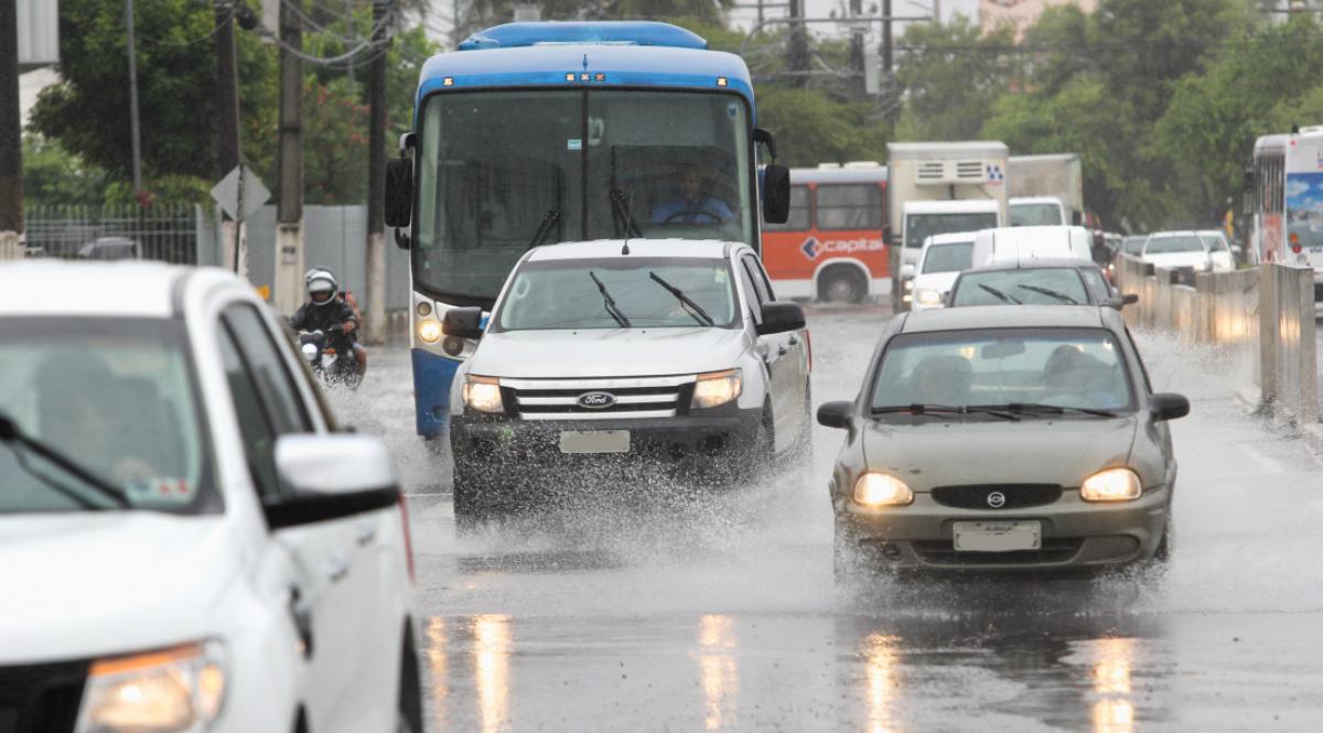 Detran/SE orienta condutores sobre cuidados no trânsito em dias de chuva