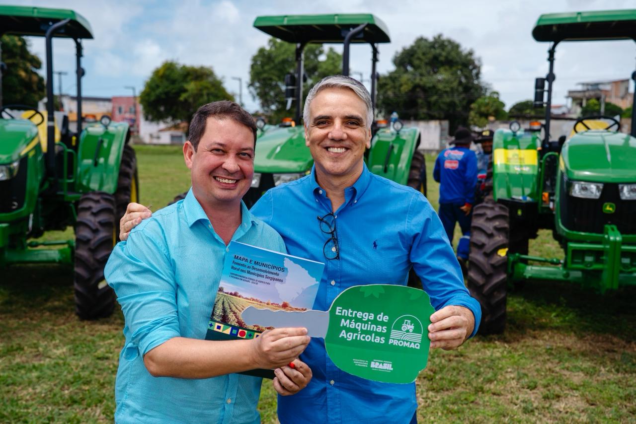 Deputado Fábio Reis entrega 7 tratores para fortalecer agricultura em Sergipe