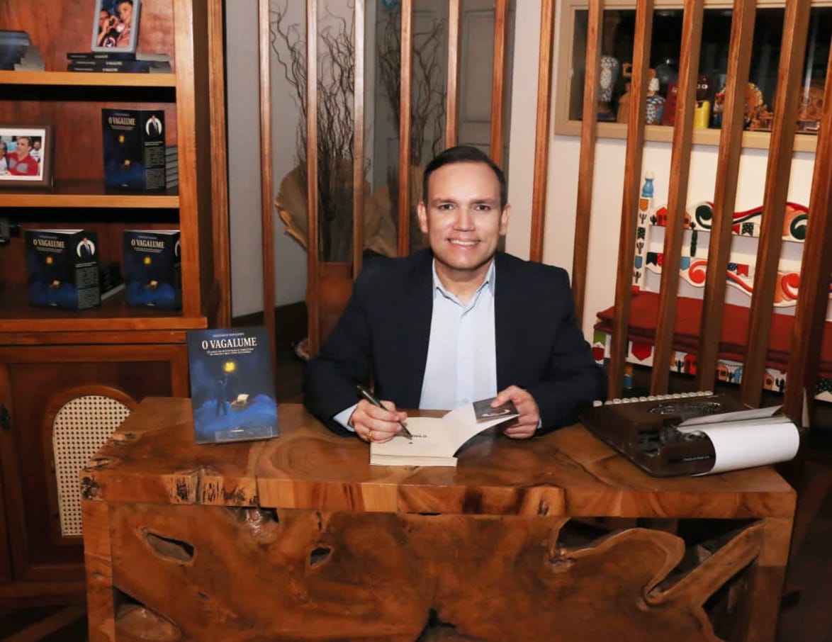 Jornalista Fredson Navarro lança livro ‘O Vagalume’ e estreia como escritor