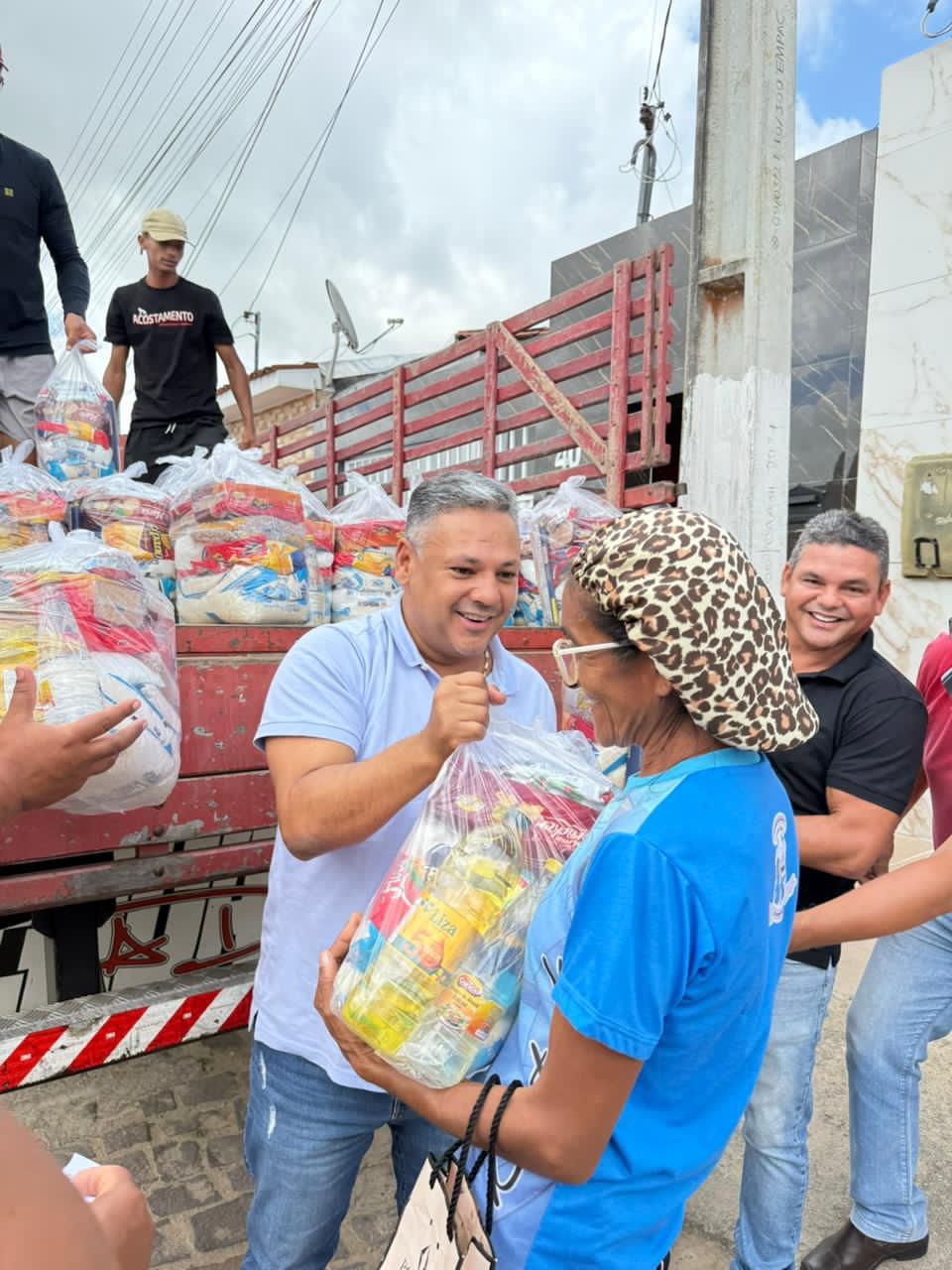 Deputado Ibrain de Valmir reforça compromisso social com entrega de cestas básicas em parceria com a Rádio Jenipapo FM