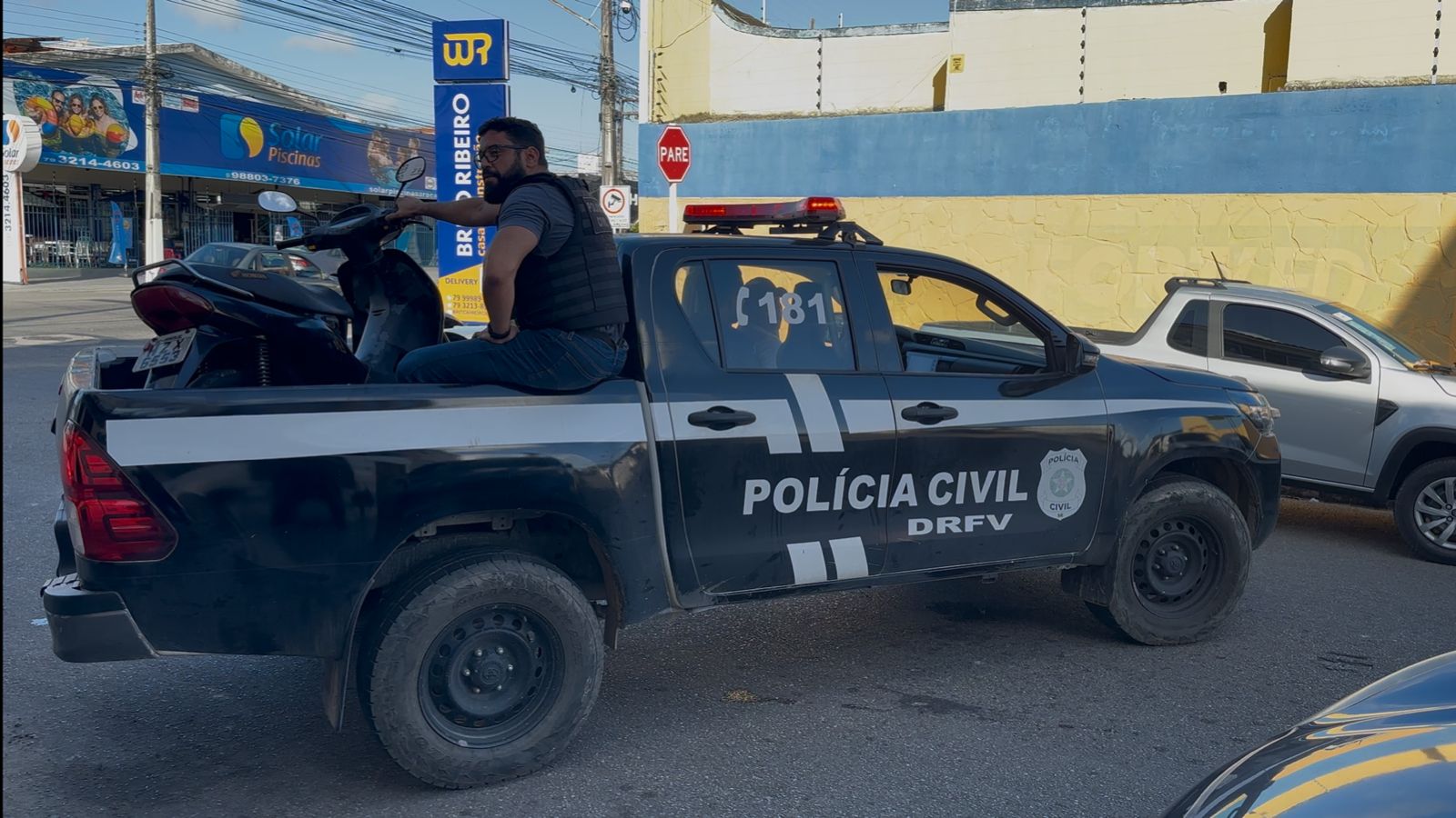 Polícia Civil prende dupla e recupera moto roubada de motorista por aplicativo