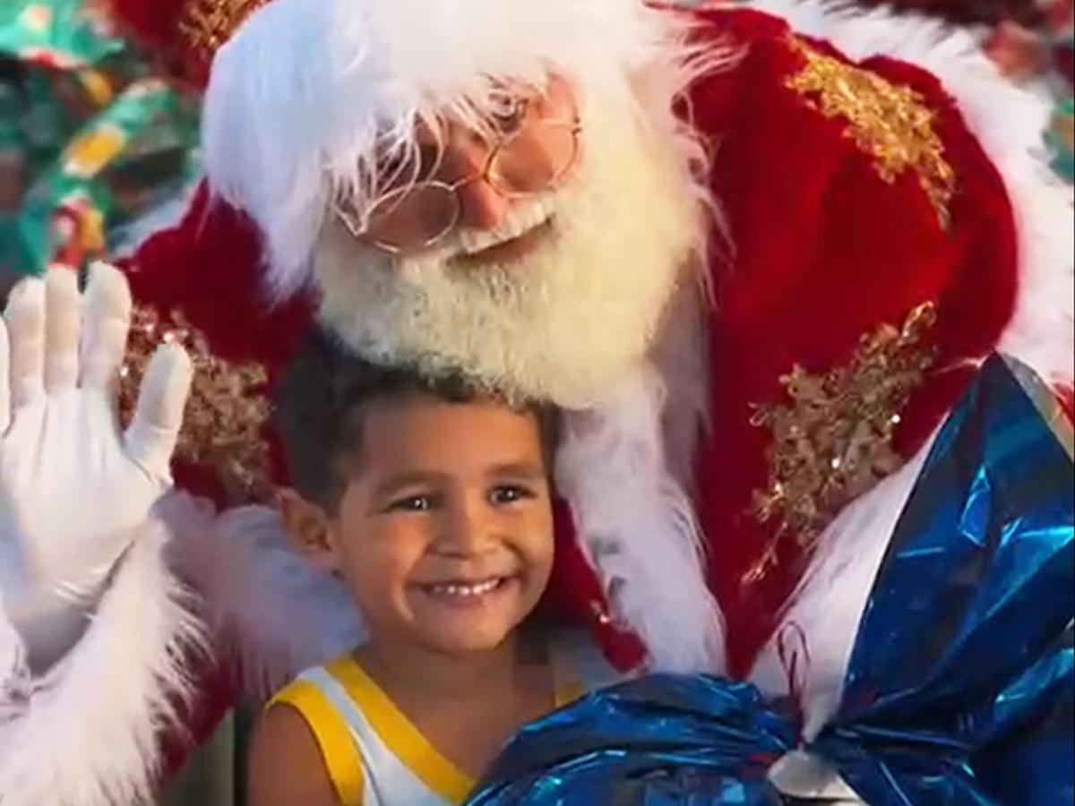 Papai Noel presenteia crianças do Externato São Francisco e Apae Aracaju
