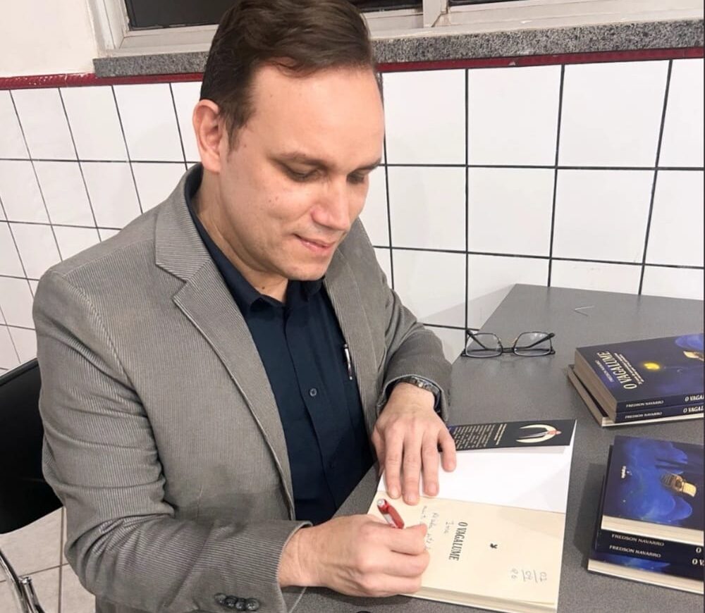 Fredson Navarro faz noite de autógrafos do livro ‘O Vagalume’ no Dia do Jornalista