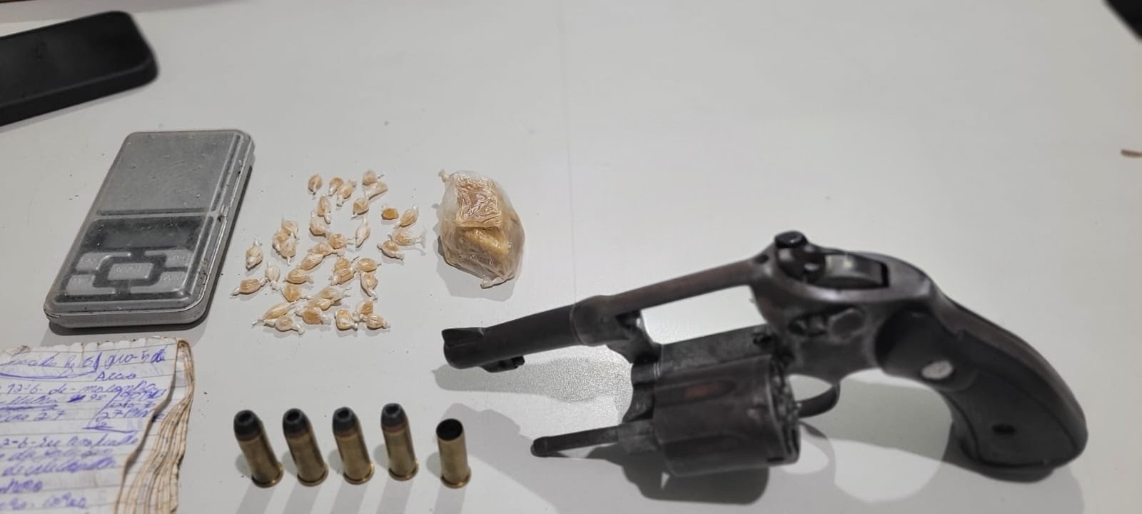 Polícia apreende drogas e arma de fogo após intervenção em ponto de tráfico