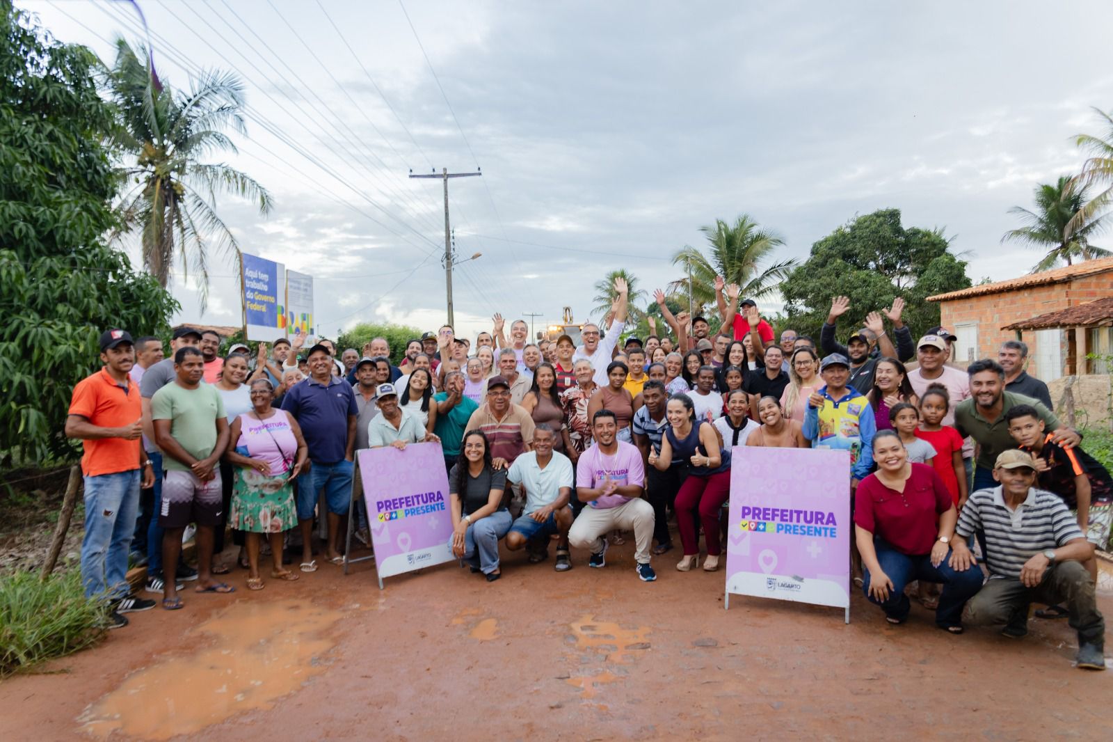Ibrain de Valmir acompanha assinatura de pavimentação e entrega de equipamentos em Lagarto