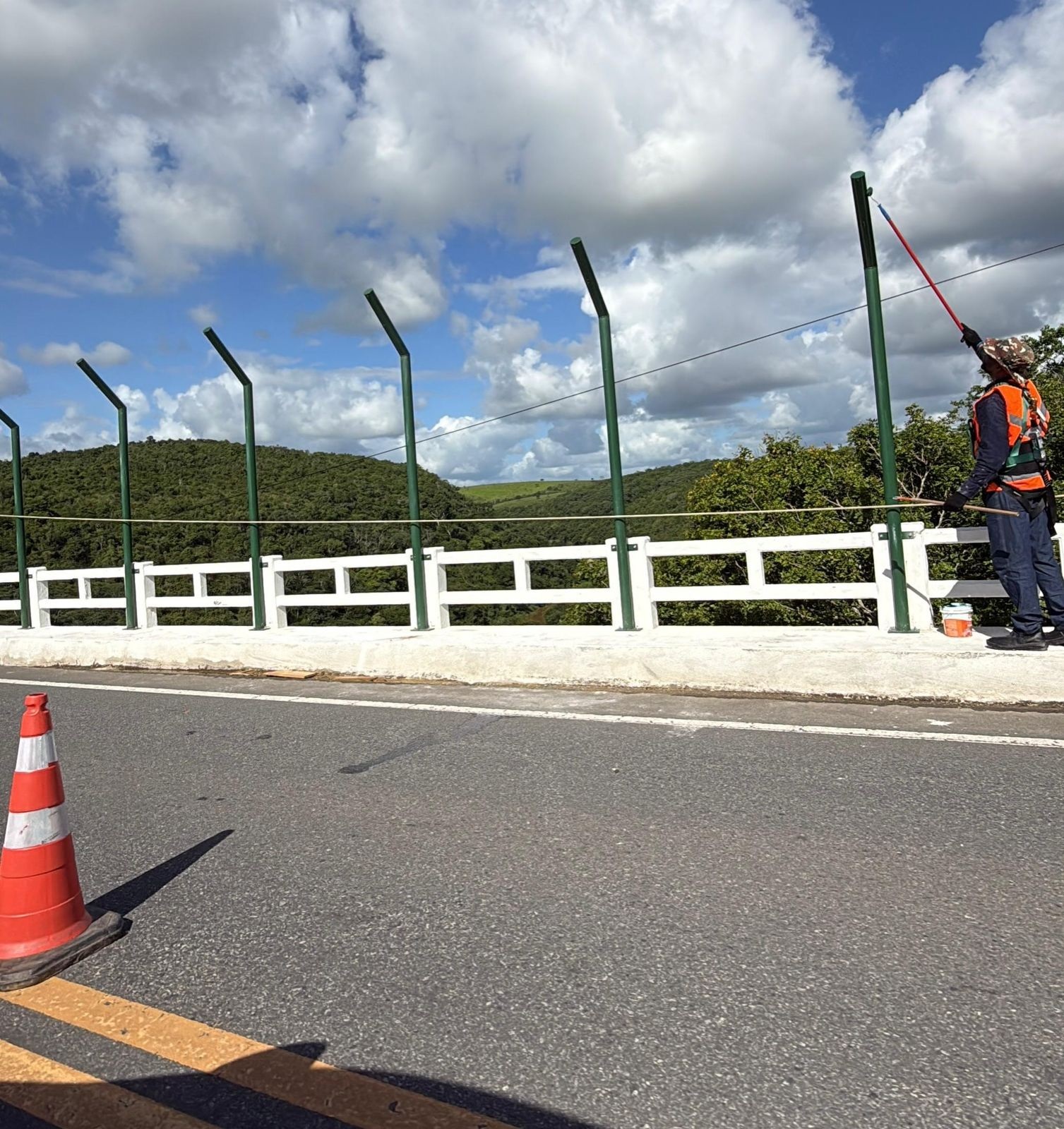 ibrain-de-valmir-comemora-instalacao-de-guarda-corpo-na-rodovia-se-170-e-destaca-avanco-na-seguranca-viaria