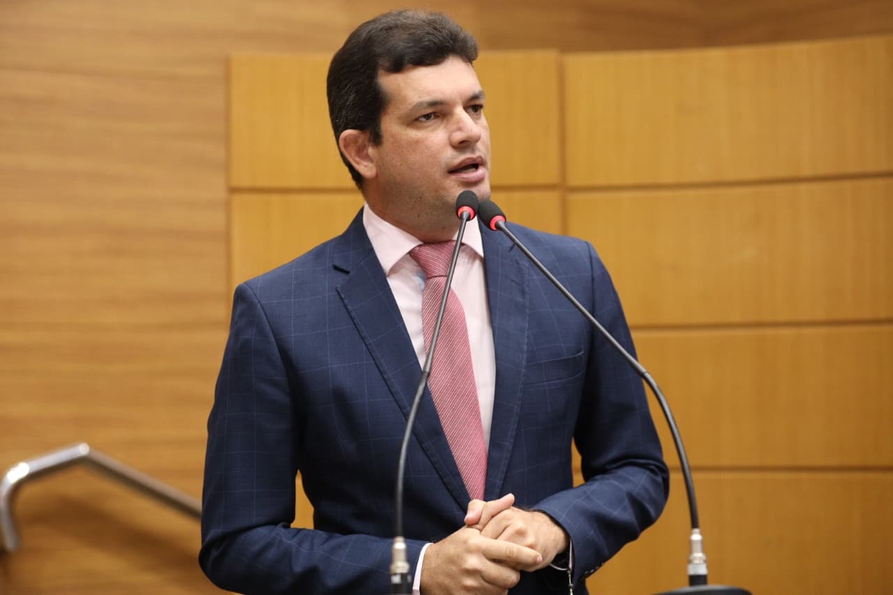 Paulo Júnior volta a cobrar debate sobre piso salarial de assistentes sociais