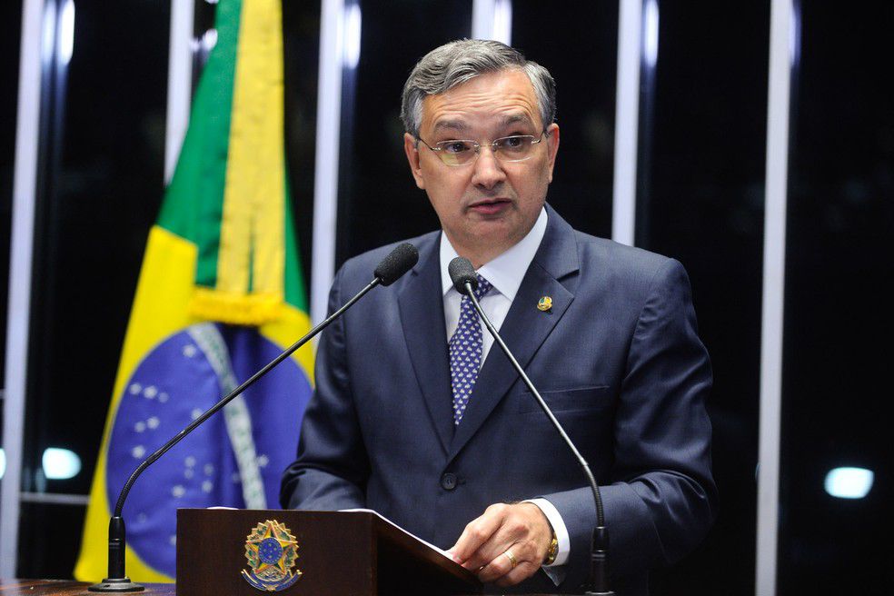 imprensa-nacional-destaca-eduardo-amorim-como-o-ultimo-melhor-senador-do-brasil-com-nota-10
