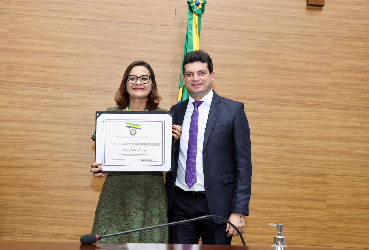 paulo-junior-entrega-medalha-deputada-quintina-diniz-a-secretaria-de-educacao-de-sao-cristovao-deise-barroso