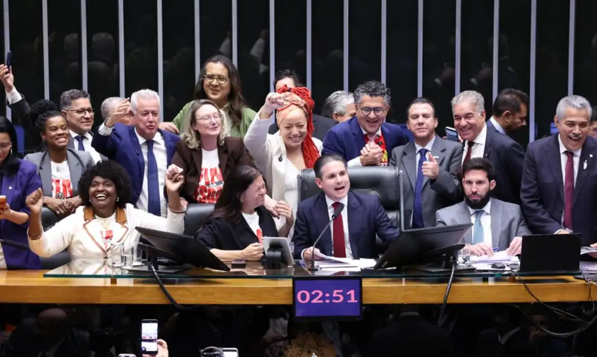 camara-aprova-em-dois-turnos-pec-pelo-fim-da-escala-6x1