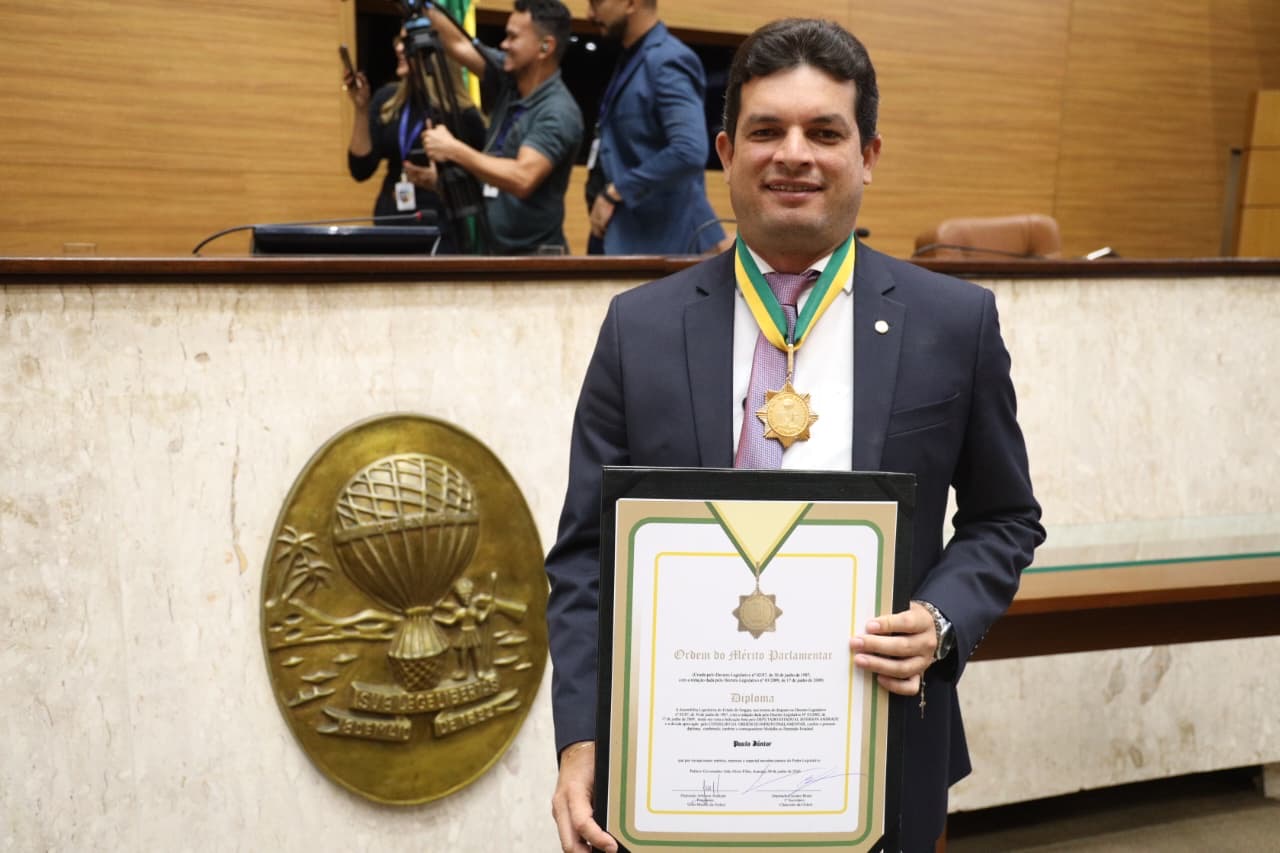 paulo-junior-recebe-a-ordem-do-merito-parlamentar-da-assembleia-legislativa-de-sergipe