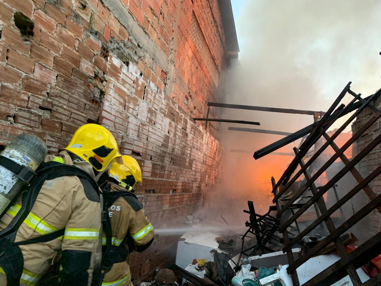 incendio-em-residencia-que-servia-de-deposito-de-material-reciclavel-mobiliza-bombeiros