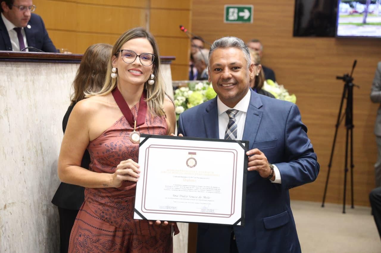 ibrain-de-valmir-homenageia-superintendente-de-comunicacao-com-a-medalha-joao-de-menezes-de-barros-filho