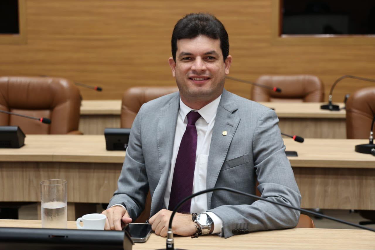 lei-de-paulo-junior-que-garante-direito-a-instalacao-de-carregadores-para-veiculos-eletricos-e-sancionada-em-sergipe