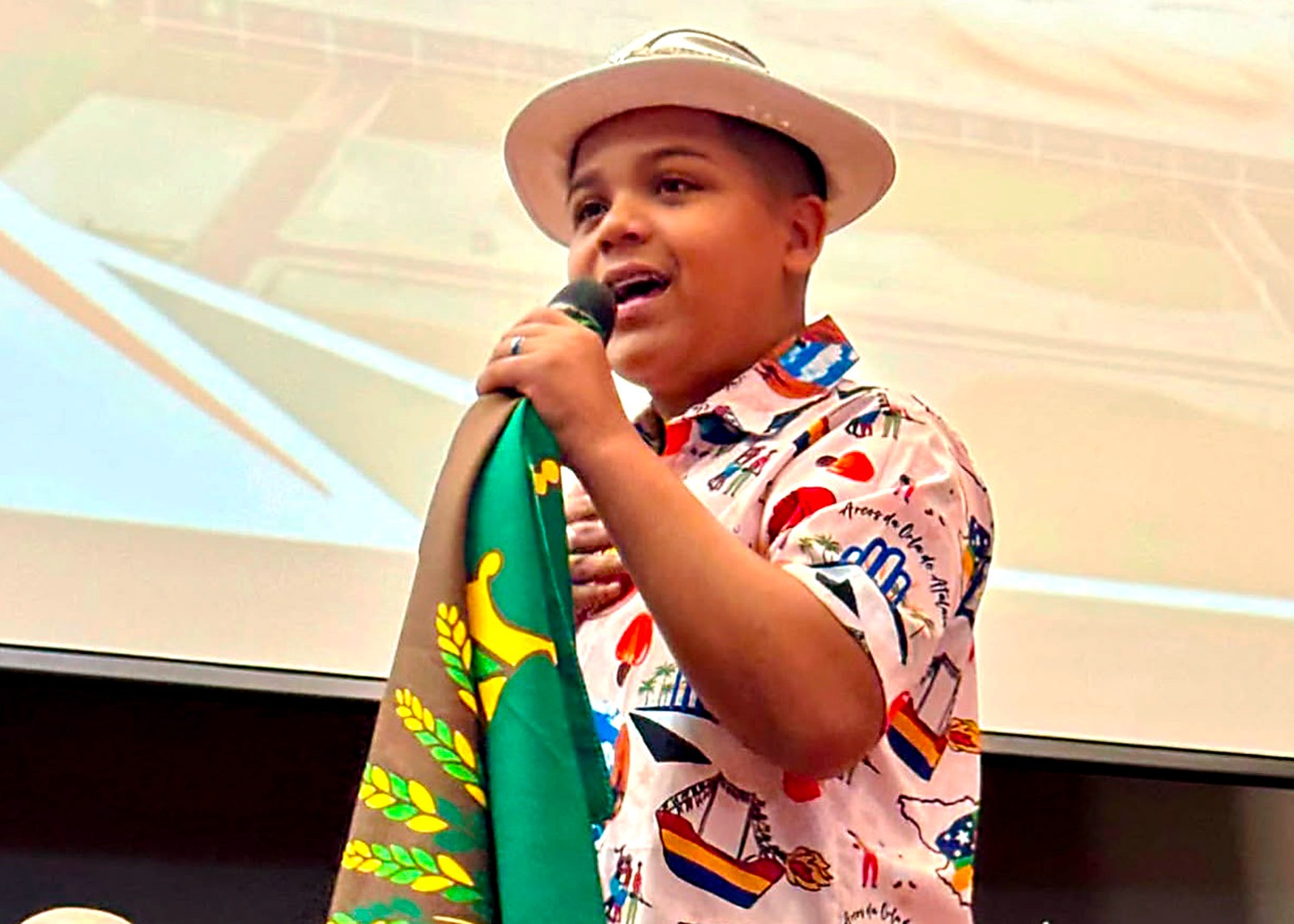 poeta-mirim-de-amparo-pedro-gustavo-participa-da-abertura-da-uncme-em-brasilia