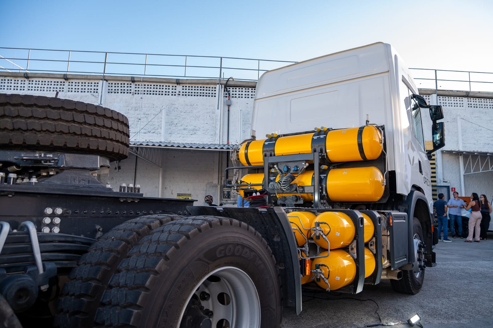 sedetec-e-sergas-apresenta-caminhao-movido-a-gas-natural-como-alternativa-ao-diesel