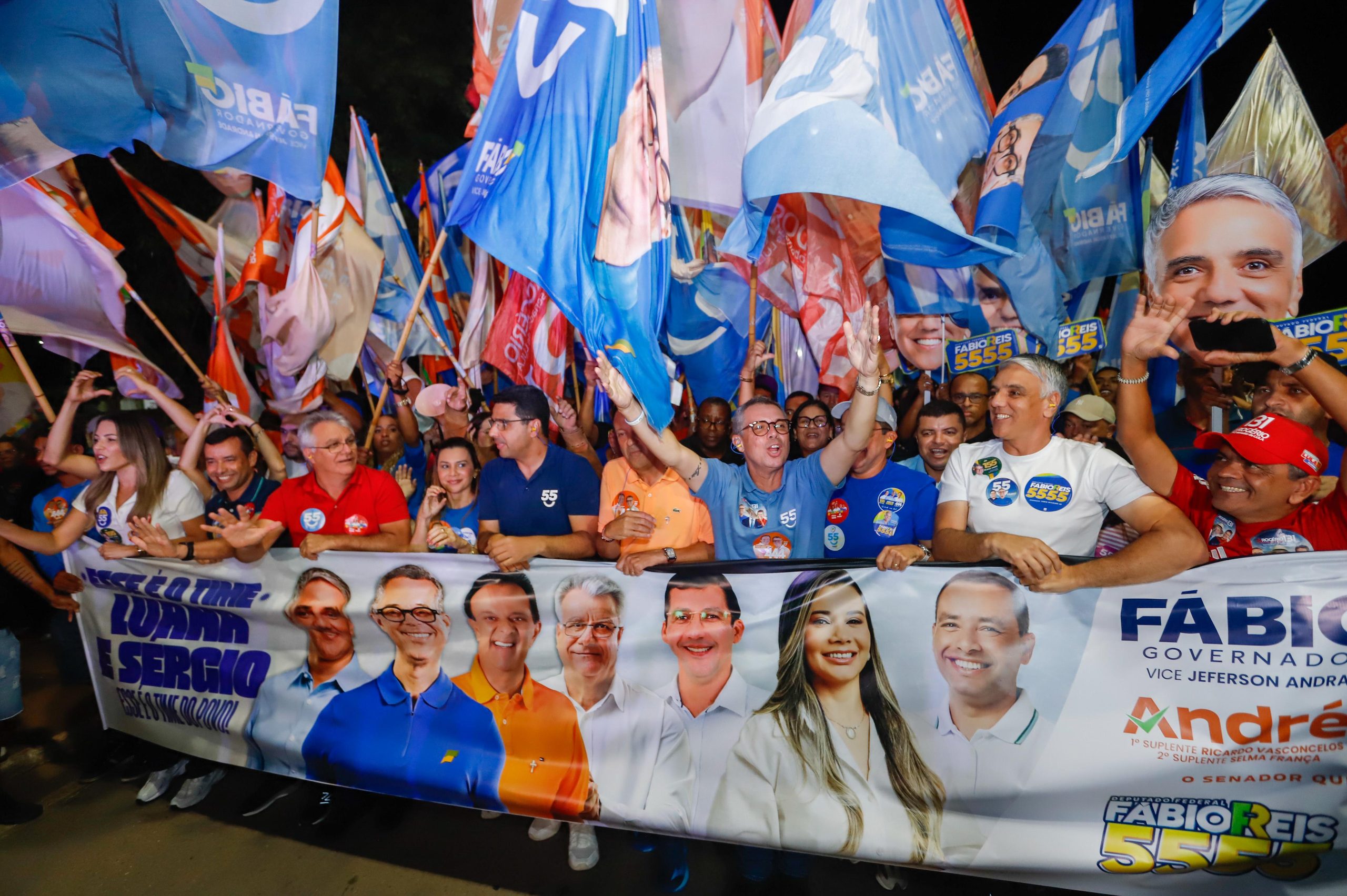 em-mais-uma-ida-ao-sertao-fabio-mitidieri-e-abracado-pelo-povo-e-mostra-forca-nas-ruas