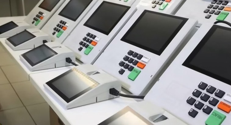 justica-eleitoral-inicia-carga-e-lacracao-das-urnas-eletronicas-nesta-sexta